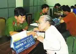 Hàng trăm người dân đến tìm hiểu thủ tục