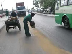 Nhớt đổ trên cầu Tân Thuận gây tai nạn giao thông