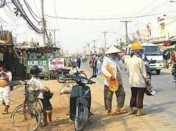 Thuê nón bảo hiểm để đối phó với CSGT