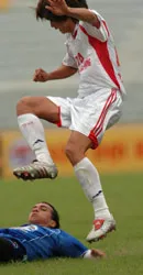 Lê Bật Hiếu và Dos Santos bị treo giò 3 trận