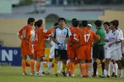 Khó khăn chồng chất cho các đội “chiếu dưới” ảnh 1