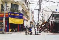 Trụ điện giữa hẻm