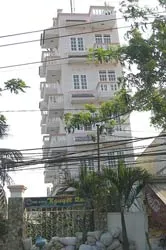 Khách sạn 5 tầng mới xây đã… nghiêng