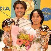 Quả bóng vàng: Tiền đạo Phạm Văn Quyến (đội Sông Lam Nghệ An) và Quả bóng vàng: Tiền vệ Văn Thị Thanh (đội Hà Nam) năm 2003