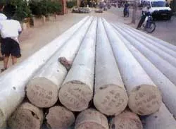 Cổng trường hay bãi chứa cột điện?