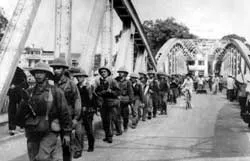 Địch rút chạy khỏi Huế