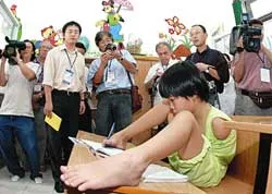 Đoàn nhà báo nước ngoài thăm nạn nhân chất độc da cam