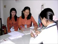 Công ty Dịch vụ hàng không sân bay Tân Sơn Nhất tặng 5 triệu đồng cho chị Hợp