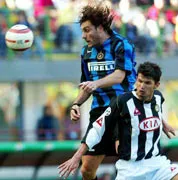 Tiền đạo Chistian Vieri (trái, Inter) chơi không thành công ở mùa giải năm nay.