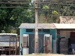 Trụ điện gãy sao không thay?