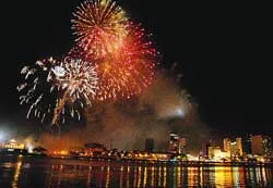 Tưng bừng các hoạt động lễ hội ngày 30-4 lịch sử ảnh 2