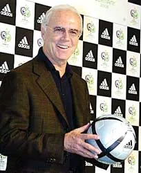 30 năm sừng sững một tượng đài