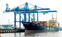 Cảng biển Việt Nam vươn lên tầm khu vực