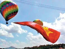 Kéo lá cờ Tổ quốc lớn nhất Việt Nam