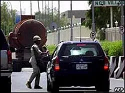 Chạm súng tại trạm kiểm soát, 4 người bị thương