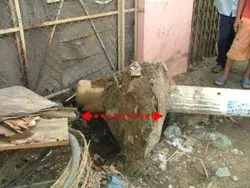 Cột điện chôn không đúng quy định, đè chết người trèo