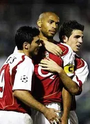 Thierry Henry: “Tôi đau nhức ngay cả khi đi mua sắm” ảnh 1