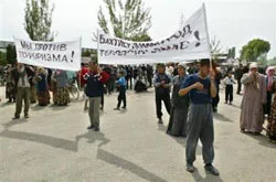 Ai đứng đằng sau?