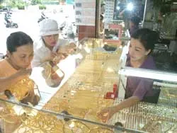 Vàng tiếp tục giảm giá