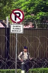 Tạm dừng hoạt động vì bị đe dọa khủng bố