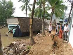 Sạt lở bờ sông Phước Kiển kéo sụp 2 căn nhà