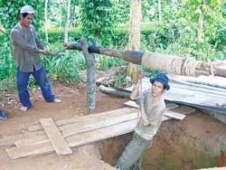 Đào giếng trên đá ảnh 2