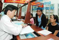 Cần công khai, không cần “quen biết”