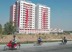 Đất nền chậm, cao ốc nhảy vọt