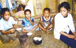 Những đứa trẻ bị lừa phỉnh ảnh 2