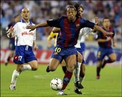 Laporta muốn Ronaldinho gắn bó sự nghiệp với Barca ảnh 1