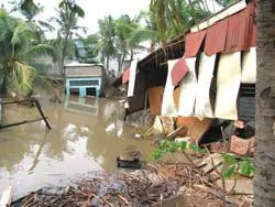 Nhiều hộ dân chưa chịu di dời khỏi vùng sạt lở