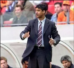 Barcelona quyết giữ lấy Rijkaard ảnh 1