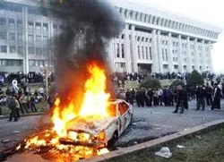 Người biểu tình lại tấn công tòa nhà chính phủ