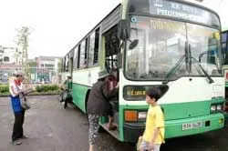 Xe buýt được quyền ưu tiên lưu thông khi vận chuyển khách