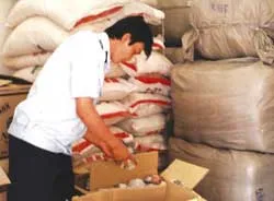 Hàng lậu “chảy vào”, xăng dầu “chảy ra”