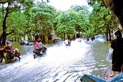 Mưa lớn gây ngập úng ở Hà Nội