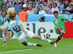 Bộ đôi hậu vệ Mexico: Từ bóng tối ra ánh sáng ảnh 1