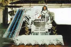 Mới học lớp 6, làm được máy gặt đập liên hợp