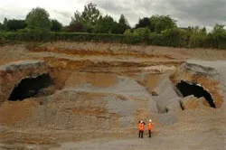 Sập đường hầm gây ách tắc giao thông