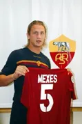 Hậu vệ Philippe Mexes trong buổi ra mắt chính thức CLB AS Roma hồi mùa hè năm ngoái