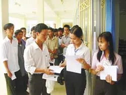 Đã có bài giải thi ĐH (môn Toán ) ảnh 2