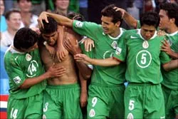 Cuộc chiến tay ba ảnh 1