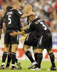 Real Madrid ra mắt dải thiên hà... ảo ảnh 1