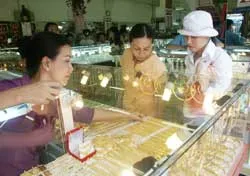 Giá vàng giảm còn 8,2 triệu đồng/lượng