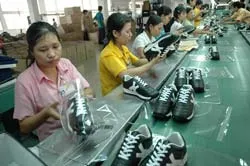 Khởi kiện Việt Nam và Trung Quốc bán phá giá giày