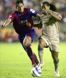 83 triệu bảng, Chelsea vẫn không có được Ronaldinho ảnh 1