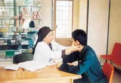 Vị sư cô mặc áo blouse trắng