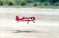 Làm “phi công”  … dưới đất