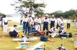 Làm “phi công”  … dưới đất ảnh 2