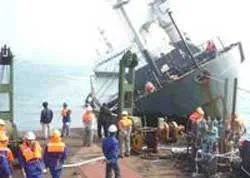 200 tấn dầu trong tàu đã được hút sạch